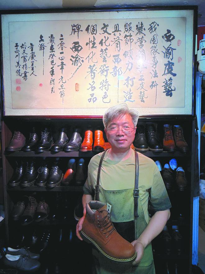 27年皮艺馆的流量密码——黄桷坪交通茶馆旁的老店走红社交平台(图2)
