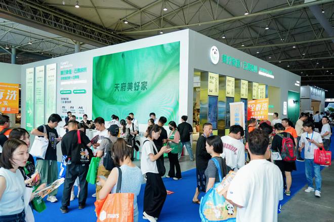 宋式美学新风格 智能制造新工艺 开展第二天 第25届成都家具展热度不减(图1)