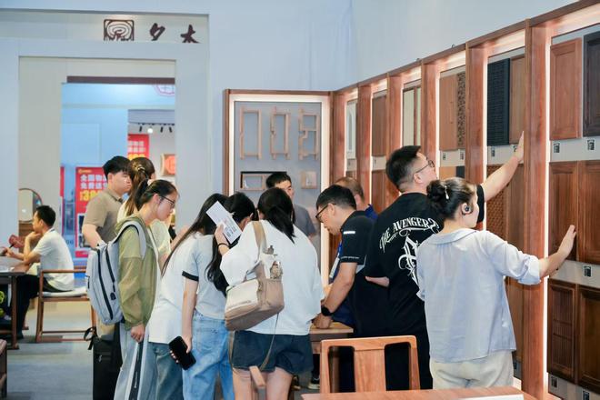 宋式美学新风格 智能制造新工艺 开展第二天 第25届成都家具展热度不减(图3)