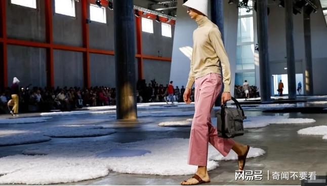 “鞋子里有金子？”：印度工匠对普拉达凉鞋抄袭设计表示强烈不满(图2)