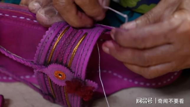 “鞋子里有金子？”：印度工匠对普拉达凉鞋抄袭设计表示强烈不满(图4)