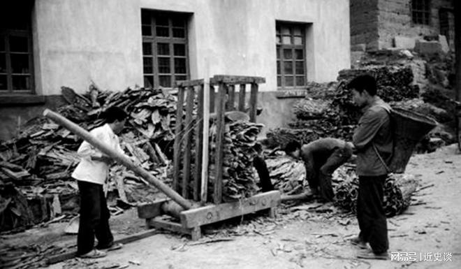 76年老农触摸博物馆文物遭呵斥老农当场痛哭：它是我背到延安的(图5)
