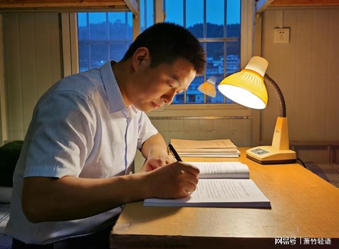 处长同学笑我混得差一周后我空降任他顶头上司他吓得端不稳酒杯(图3)