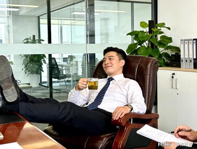 处长同学笑我混得差一周后我空降任他顶头上司他吓得端不稳酒杯(图4)