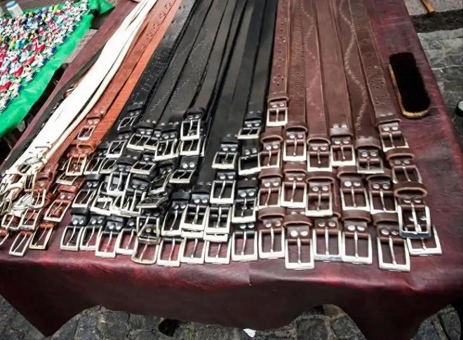 农村集市上20元一根现割“牛皮带”究竟是真材实料还是弄虚作假(图1)