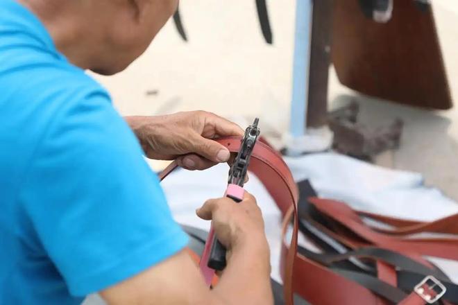 农村集市上20元一根现割“牛皮带”究竟是真材实料还是弄虚作假(图4)