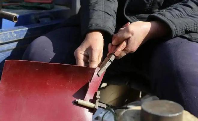 农村集市上20元一根现割“牛皮带”究竟是真材实料还是弄虚作假(图2)