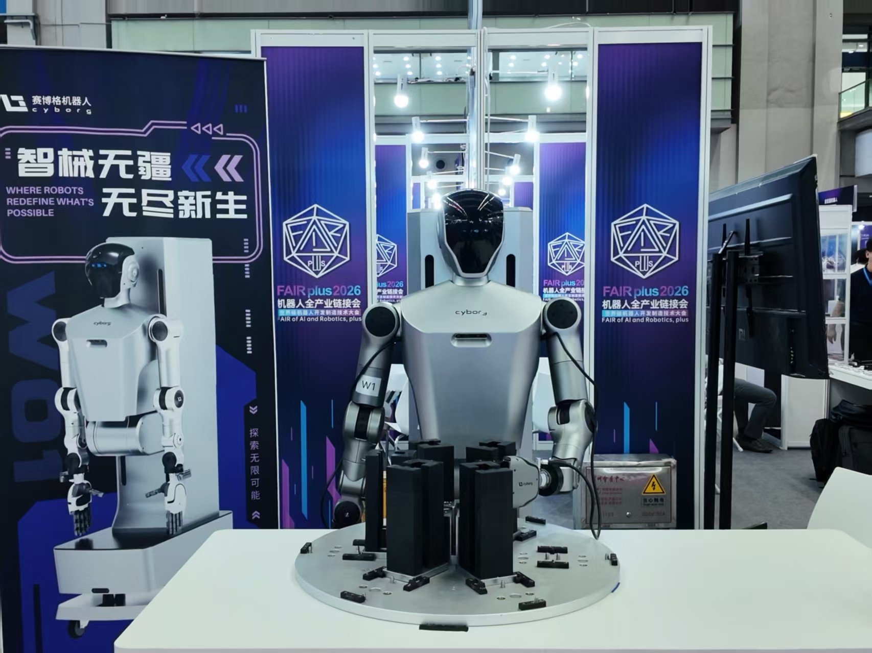 赛博格机器人双展齐发：联合利元亨、卓一智能叉车具身智能深水区连破新能源与仓储物流痛点(图1)