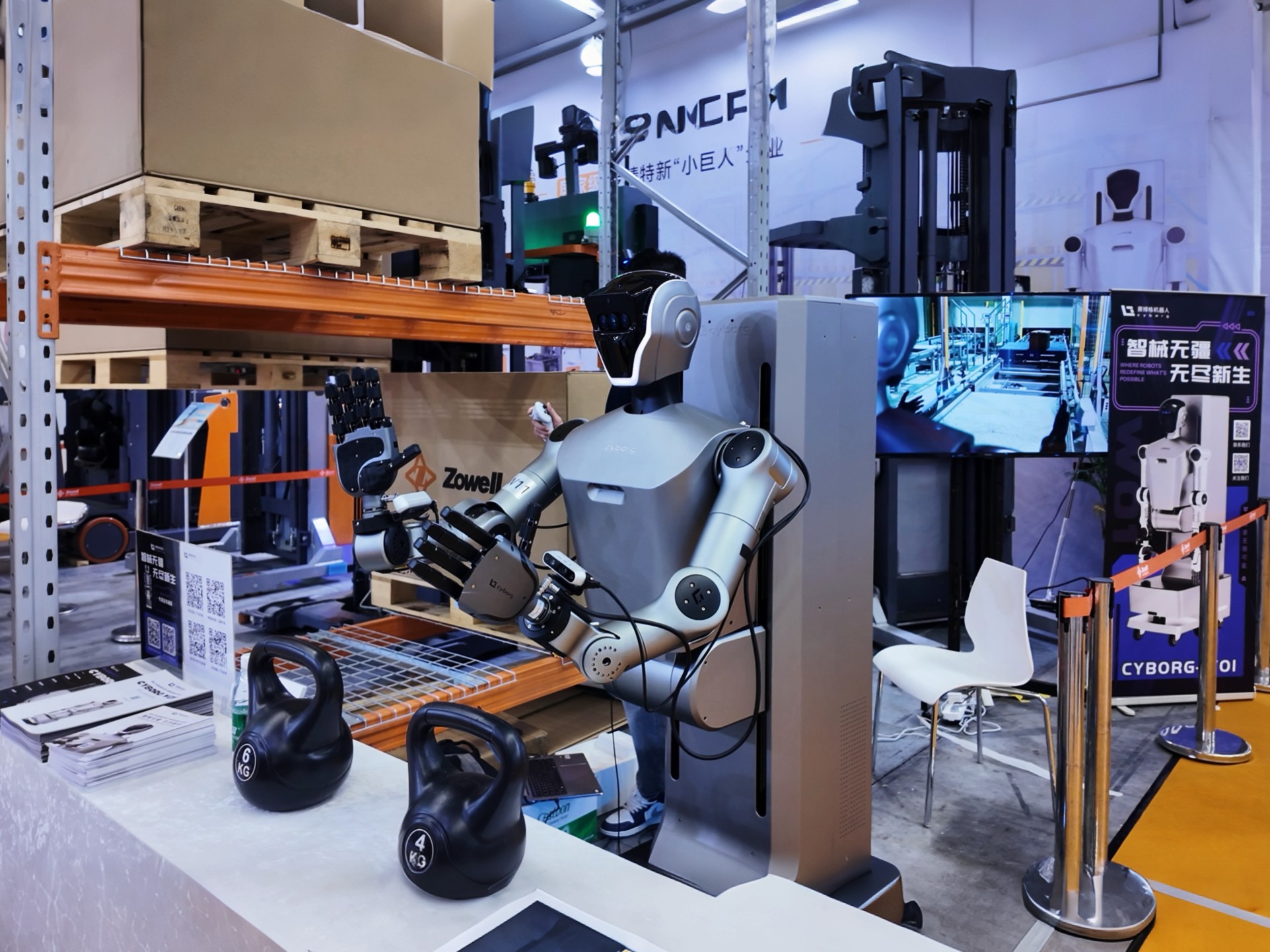 赛博格机器人双展齐发：联合利元亨、卓一智能叉车具身智能深水区连破新能源与仓储物流痛点(图2)